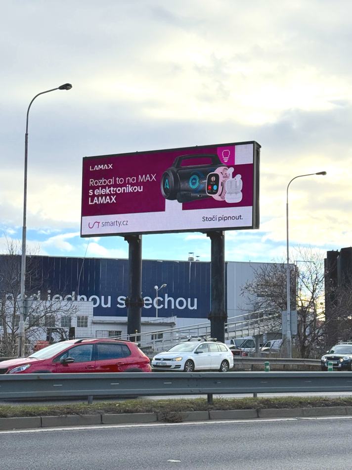 Rozbal to na MAX. Billboard u dálnice