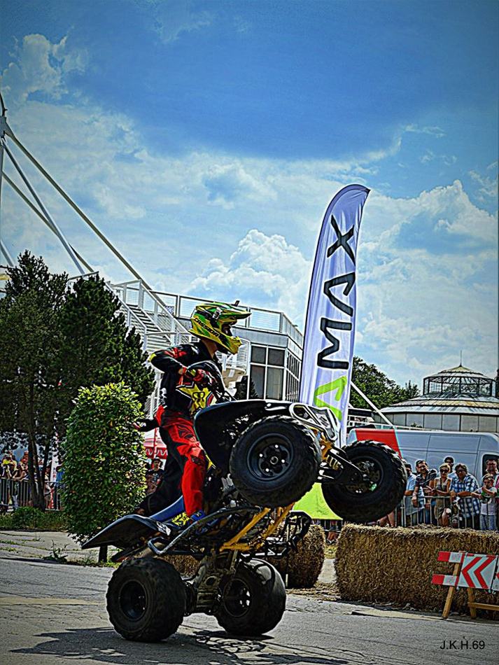 Stunt show na čtyřkolkách